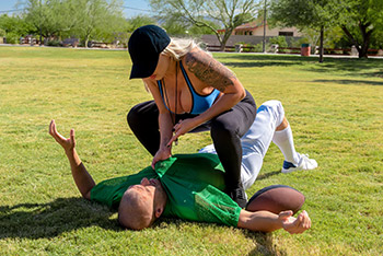 Milfs Like it Big / Brazzers - Nina Elle, Xander Corvus Tempting The Tackling Dummy / 16.11.2018